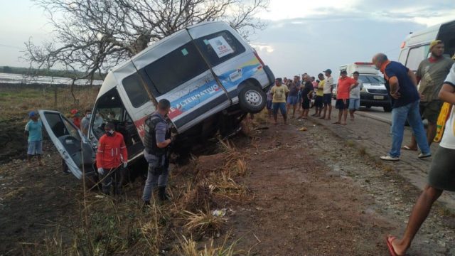 Van que transportava passageiros se envolve em grave acidente e deixa vítimas na BR-222