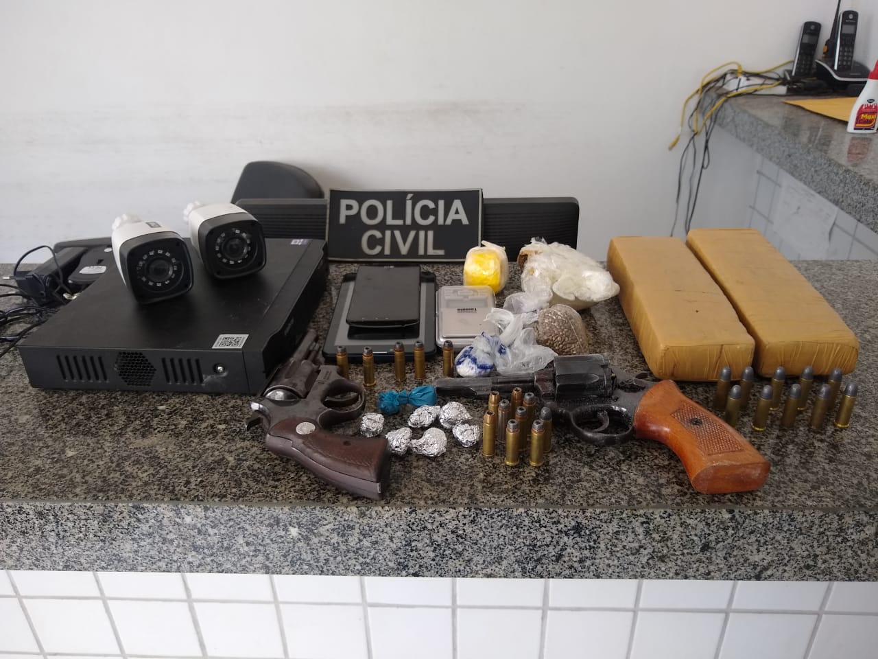 Delegacias de Polícia de Peritoró, Coroatá e Pedreiras, em ação conjunta, cumpriram 2 (dois) mandados de prisão e prenderam outras 2 (duas) pessoas em flagrante por tráfico de drogas e posse ilegal de arma de fogo.