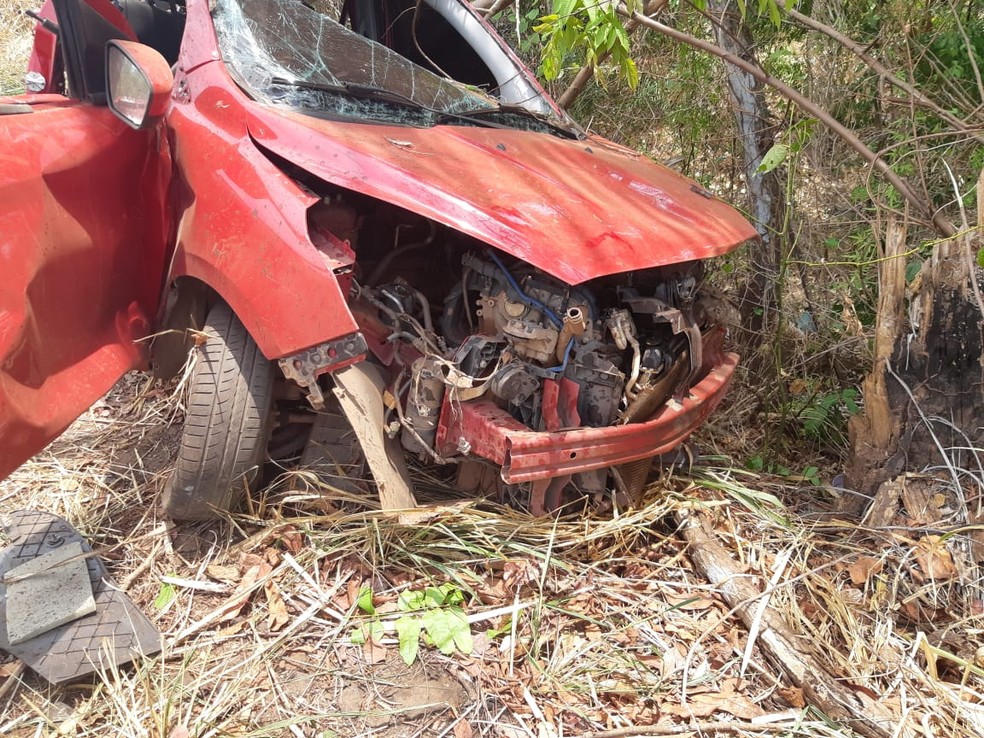 JOVEM DE 29 ANOS MORRE APÓS COLIDIR COM CAMIHÃO NA BR-010