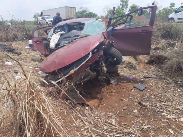 Condutor perde controle de veículo ao desviar de buracos na BR 226, sai de pista e colide em uma árvore