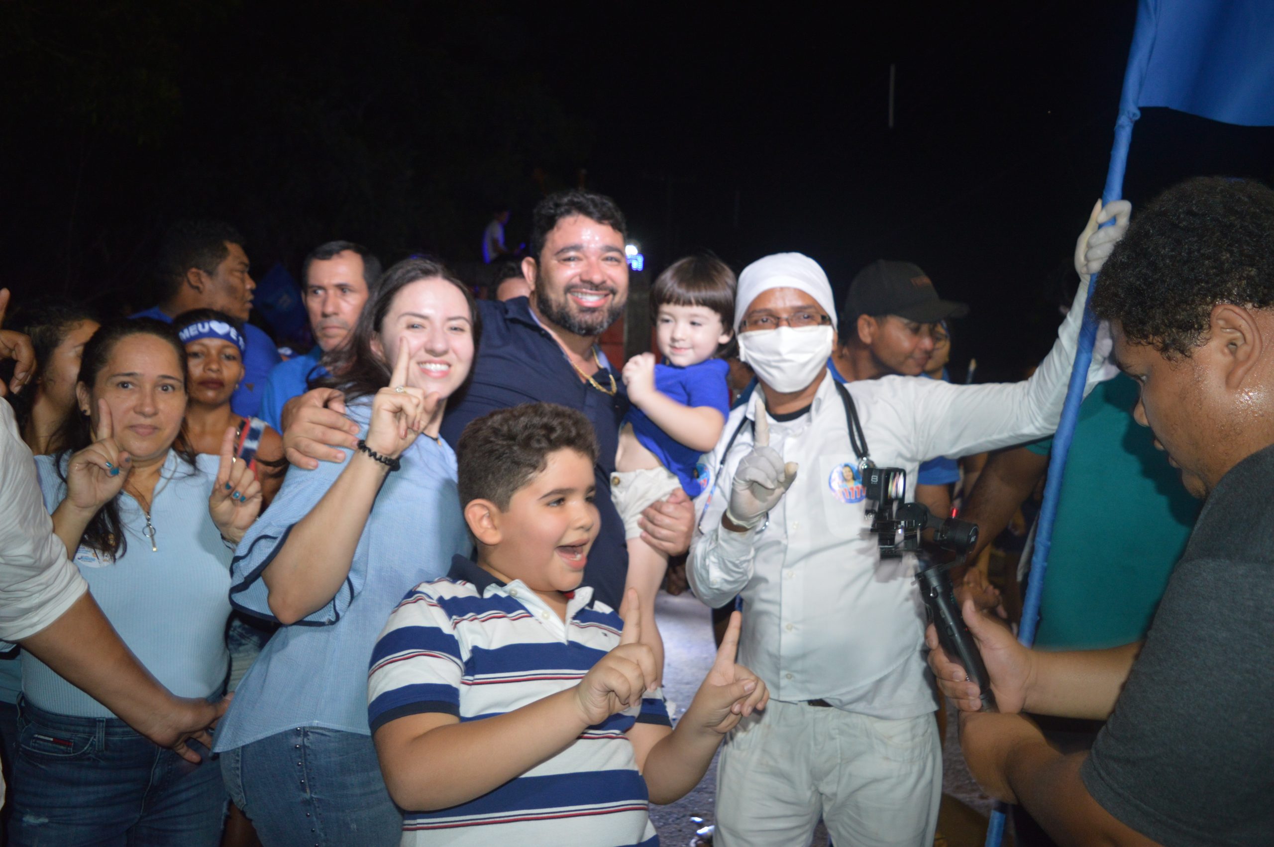 MEGA ARRASTÃO: DR. JÚNIOR E JOANA DA AMOVELAR LEVAM UMA MULTIDÃO ÁS RUAS DO BAIRRO DE LIVRAMENTO 