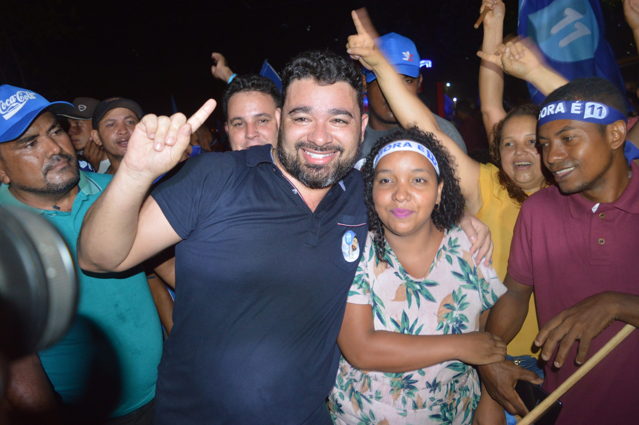 MEGA ARRASTÃO: DR. JÚNIOR E JOANA DA AMOVELAR LEVAM UMA MULTIDÃO ÁS RUAS DO BAIRRO DE LIVRAMENTO 