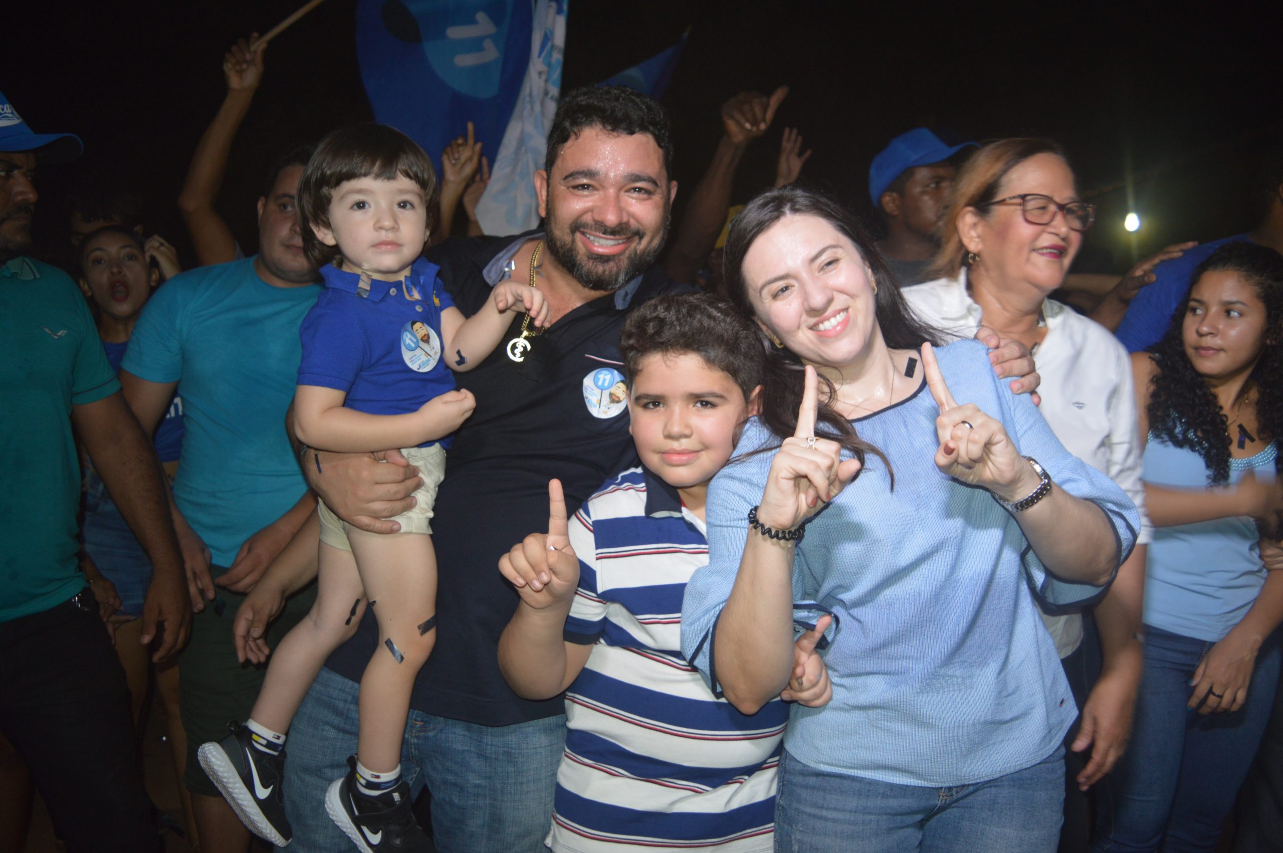 MEGA ARRASTÃO: DR. JÚNIOR E JOANA DA AMOVELAR LEVAM UMA MULTIDÃO ÁS RUAS DO BAIRRO DE LIVRAMENTO 