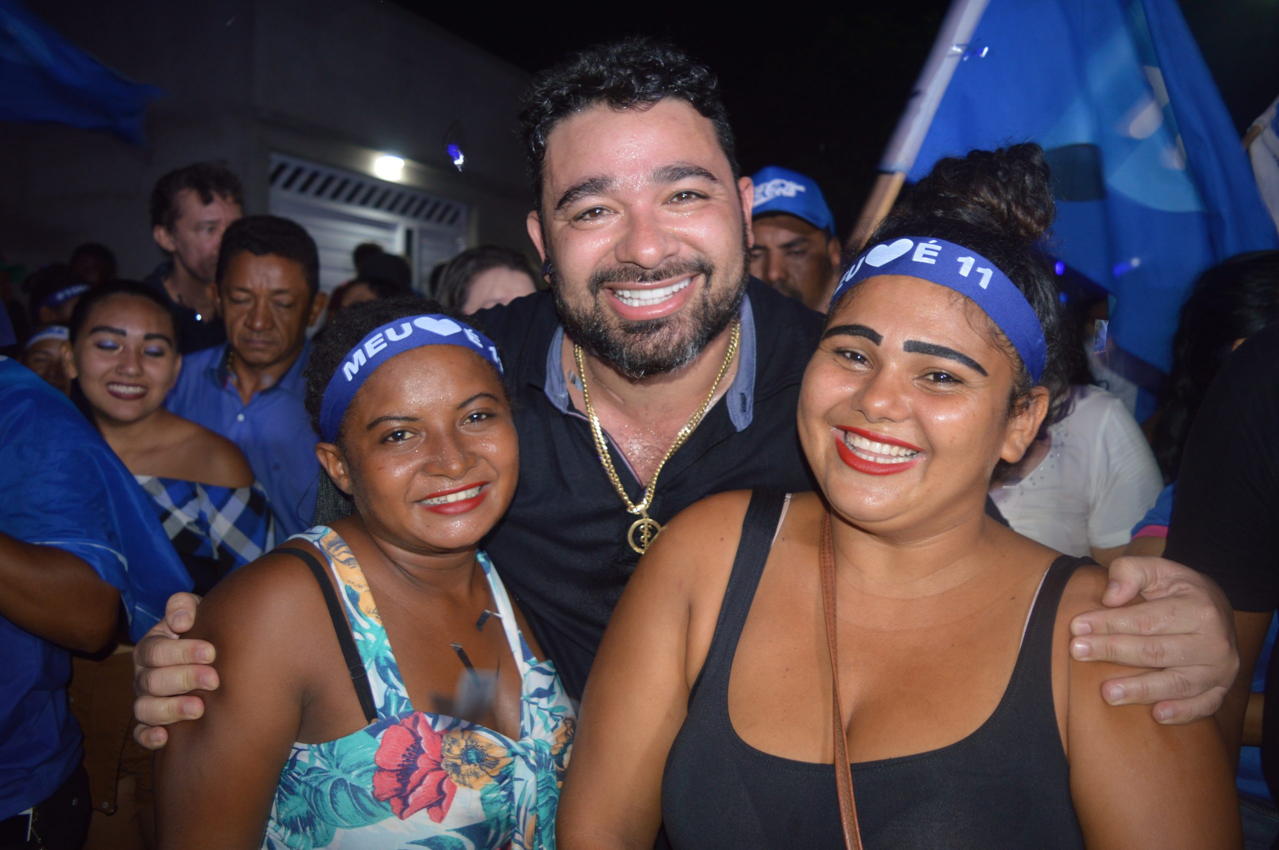 MEGA ARRASTÃO: DR. JÚNIOR E JOANA DA AMOVELAR LEVAM UMA MULTIDÃO ÁS RUAS DO BAIRRO DE LIVRAMENTO 