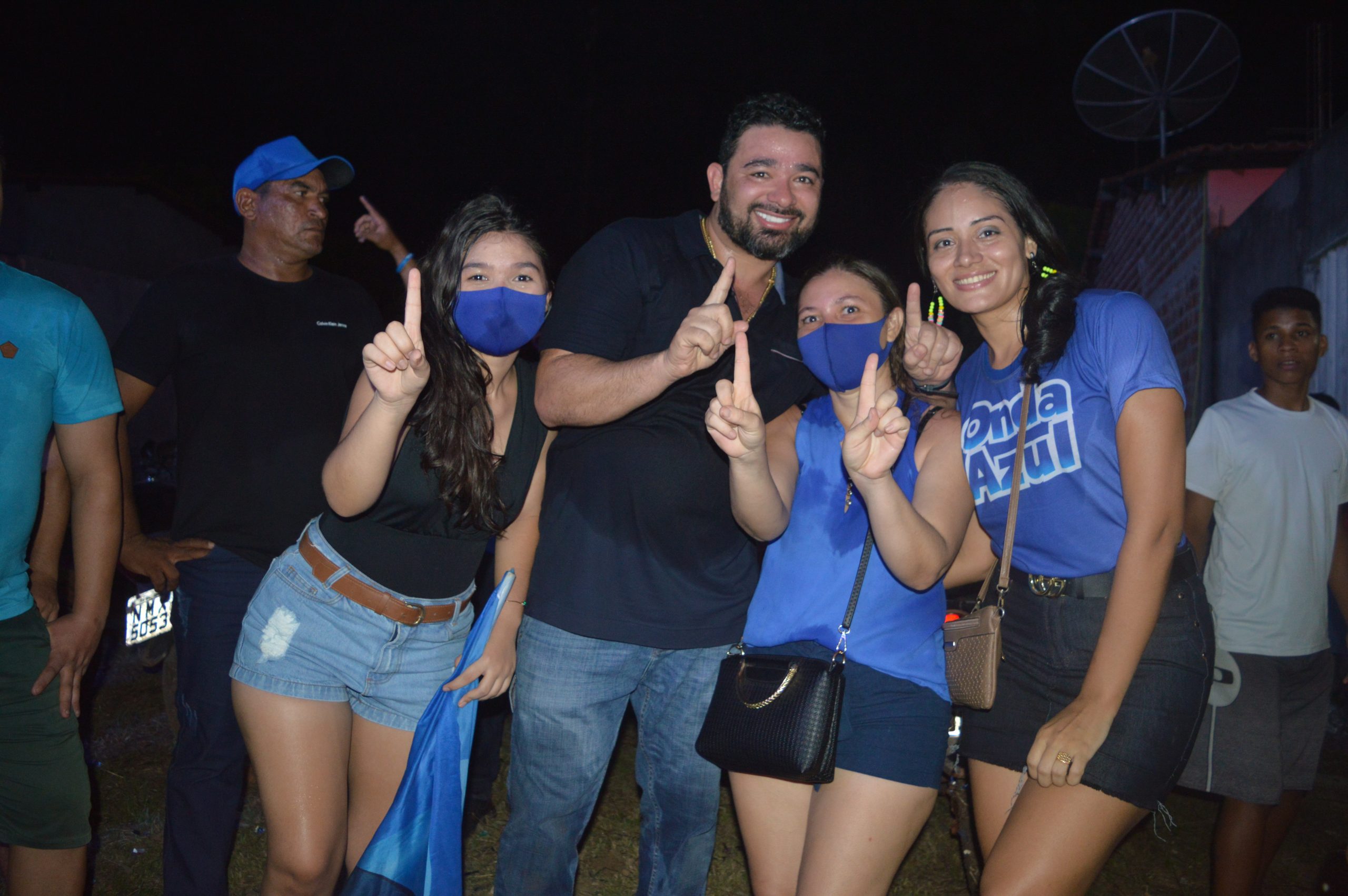 MEGA ARRASTÃO: DR. JÚNIOR E JOANA DA AMOVELAR LEVAM UMA MULTIDÃO ÁS RUAS DO BAIRRO DE LIVRAMENTO 