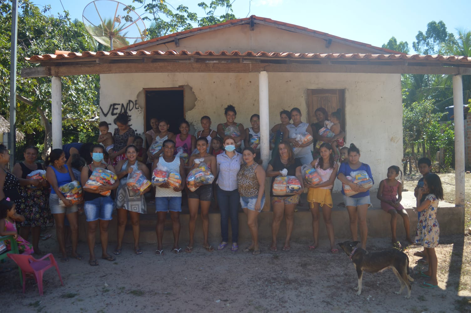 A vereadora Vanessa Murad, foi até ao Povoado Vila Simão na tarde da última terça-feira, 3 de agosto, fazer doação de  cestas básicas para famílias daquela localidade.