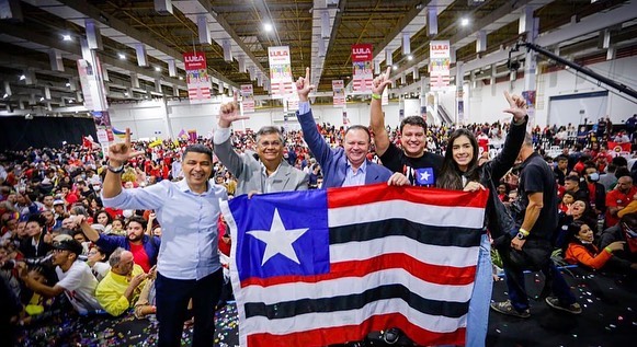 O atual governador do Maranhão, Carlos Brandão (PSB, e o ex-Secretário de Educação do Estado, Felipe Camarão (PT), participaram no último sábado (07), do lançamento do movimento “Vamos Juntos Pelo Brasil”, em São Paulo. O movimento reuniu partidos políticos, centrais sindicais e personalidades que irão apoiar a pré-candidatura do ex-presidente Luiz Inácio Lula da Silva (PT), à presidência da República. “Vamos juntos, pelo Brasil, pelo Maranhão e por quem mais precisa”, afirmou Brandão. “Esperança! Foi o que eu vi de perto no olhar de milhares de pessoas presentes no evento de lançamento da pré-candidatura do Lula e Alckmin. Esperança de um Brasil feliz de novo!”, destacou Camarão. Já o ex-governador e pré-candidato ao Senado, Flávio Dino, voltou a demonstrar confiança na vitória de Lula. O evento, para a política maranhense, voltou a demonstrar quem efetivamente são os pré-candidatos de Lula ao Governo do Maranhão e ao Senado, afinal apenas Brandão e Dino estavam no evento. Enviar por e-mail