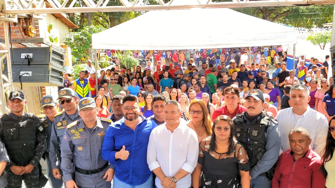 O prefeito de Peritoró, Dr. Junior, o secretário de Segurança Pública Coronel Silvio Leite e autoridades do governo do estado e do município inauguraram na manhã da última quarta-feira, 13 de julho, o Posto Policial da Policia Militar na localidade de Livramento. Na cerimônia de inauguração também estavam presentes o Comandante Geral da Polícia Militar do Maranhão, Coronel Emerson Bezerra da Silva, o Comandante do 24° Batalhão da PM, Major Augusto, o Comandante da 2° Companhia da PM, Tenente Lacerda, a Presidente da Câmara de Vereadores de Peritoró, vereadora Dona Lurdes, vereadores, secretários do governo municipal e comunidade. "Gostaria de saudar o jovem prefeito Dr. Júnior, um gestor proativo, competente. Recebi em meu gabinete e percebi sempre o entusiasmo em resolver as coisas. Além de ser um político ele é um gestor compromissado. E isso é muito importante para o município e para o nosso Estado. Esse destacamento vai ser um marco para o povo de Peritoró e Livramento, isso mostra o comprometimento do governo do Estado e do Prefeito municipal", destacou Coronel Emerson Bezerra da Silva. A Prefeitura de Peritoró entregou o prédio, totalmente estruturado e equipado para o funcionamento do Posto Policial, e o Governo do Estado concedeu mais seis (06) policiais e um veículo (motocicleta). "Dr. Júnior, além de ser político, é um excelente gestor. Ele busca a melhora da população. A concretização desse posto é um policiamento comunitário, é o Estado mais próximo da população, dando segurança para todos. Parabéns ao prefeito, sua equipe e ao povo de Peritoró", declarou o Secretário de Segurança do Estado, Coronel Sílvio Leite. "É mais um momento marcante para a cidade de Peritoró, poder reforçar a segurança pública de nossa cidade, após um crime bárbaro, onde perdemos a nossa irmã Chagas. Mas prontamente o Governo do Maranhão, destacou para Peritoró o Coronel Silvio Leite e Coronel Emerson e fortalecemos a parceria entre o estado e município, entregando este destacamento da Polícia Militar para a comunidade Livramento e para segurança de toda nossa população. Parabéns a todos e que Deus nos abençoe", concluiu o prefeito Dr. Júnior. Asscom – PMP