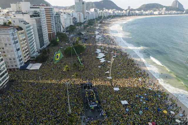 Em Brasília e no Rio, presidente usou o bicentenário da Independência para fazer comício diante de milhares e atacar Lula; na capital, puxou grito de 'imbrochável' ao lado da primeira-dama, de militares e de religiosos. Convidados, Rodrigo Pacheco, Arthur Lira e Luiz Fux não compareceram.