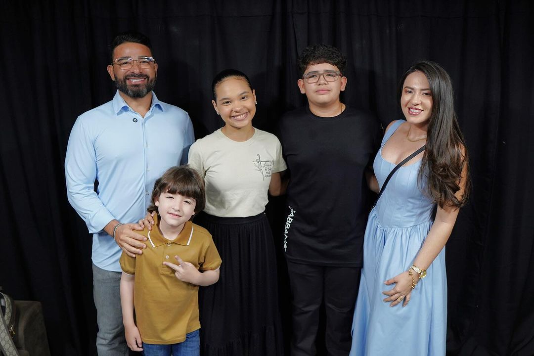 Prefeito Dr. Júnior, primeira Dama Dra. Samira, Josué João, filhos de Dr. Júnior e Dra. Samira, ao lado da cantora Maria Marçal